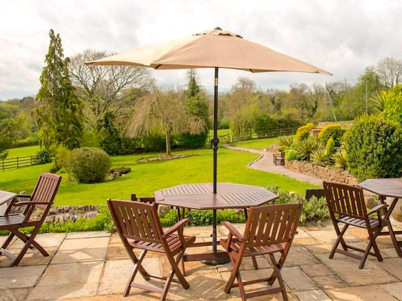 The Peveril of the Peak - Patio